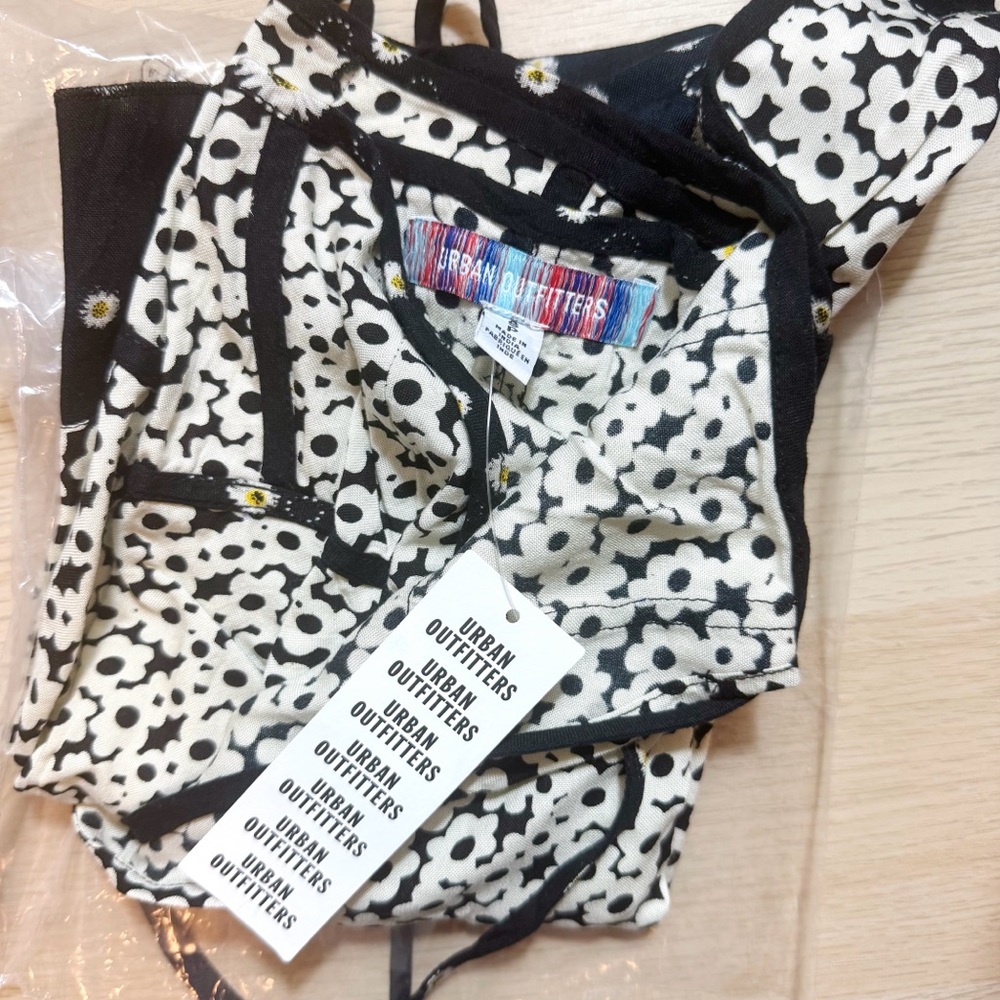 Urban Outfitters Esme Flirty Wrap Mini Skirt Black White Daisy Floral Print NEW - Picture 7 of 9